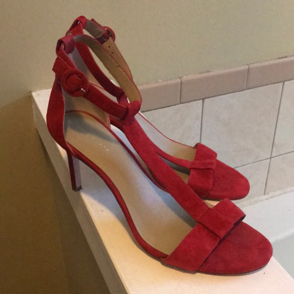Ann Taylor tstrap pumps